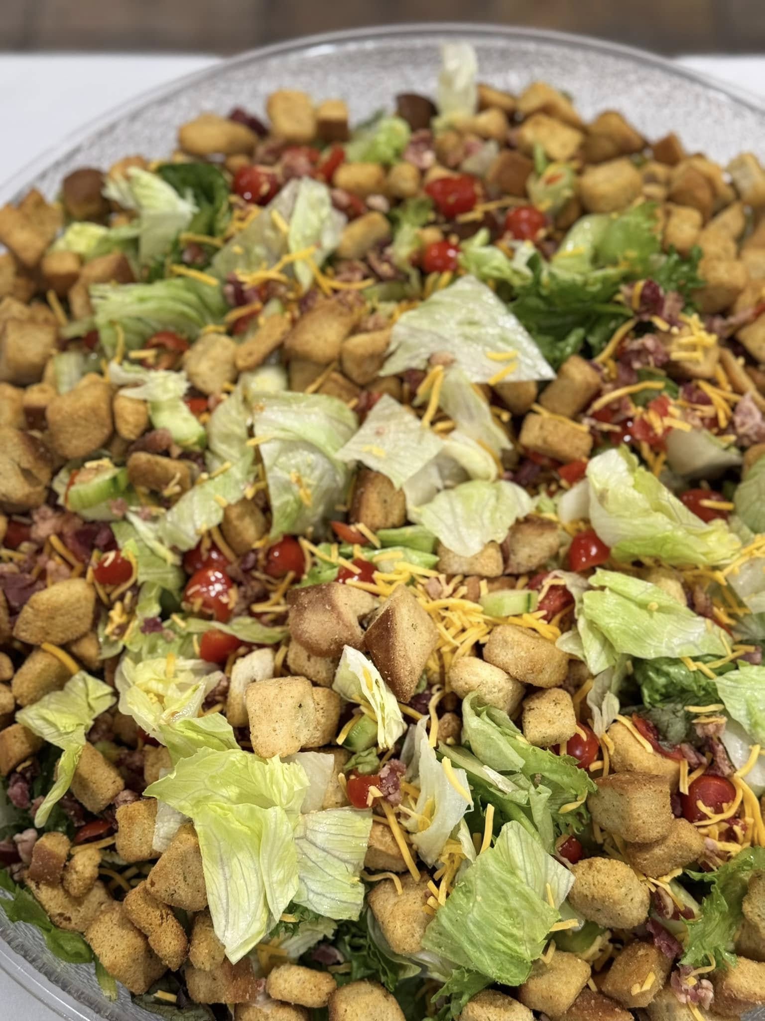green salad with tomatoes and croutons